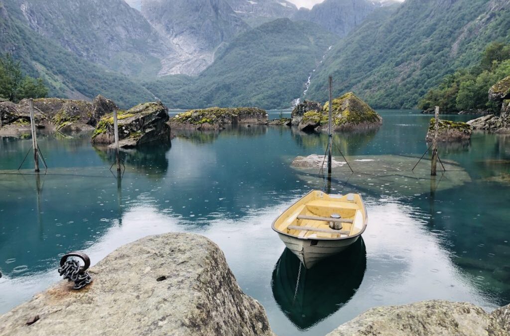 Les fjords norvégiens nous inspirent l’effet miroir, un outil puissant à notre portée.